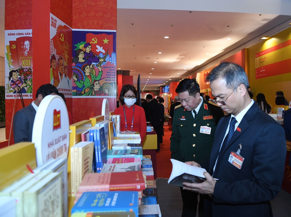 Nhiều đại biểu dự đại hội quan tâm tìm hiểu sách báo về truyền thống, lịch sử.